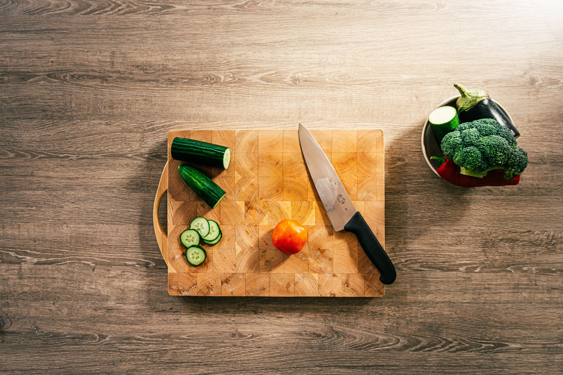 Premium Japans koksmes met gesneden groenten op een houten plank, perfect cadeau voor een chef